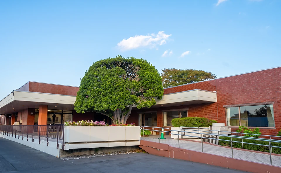 江戸川区春江町にある都営火葬場・瑞江葬儀所の外観