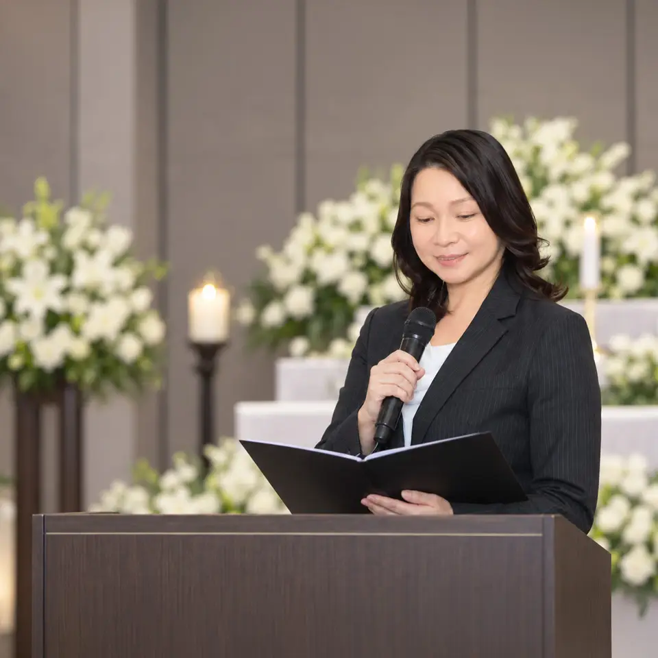 江東区葬儀社アスターのスタッフが葬儀司会を行なっている様子